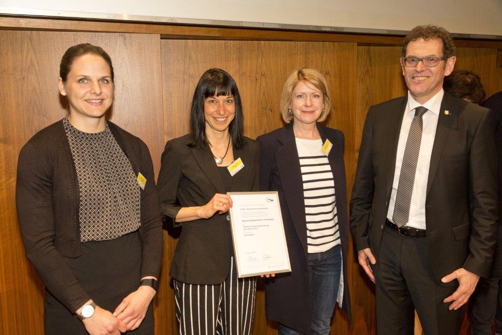 v.l.n.r. Fabienne Lunardi, Marlene Hronek, Heidi Achammer (Projektteam der Supro) mit Dr. Jakob Stark (Gesundheitsdirektor Kanton Thurgau).jpg